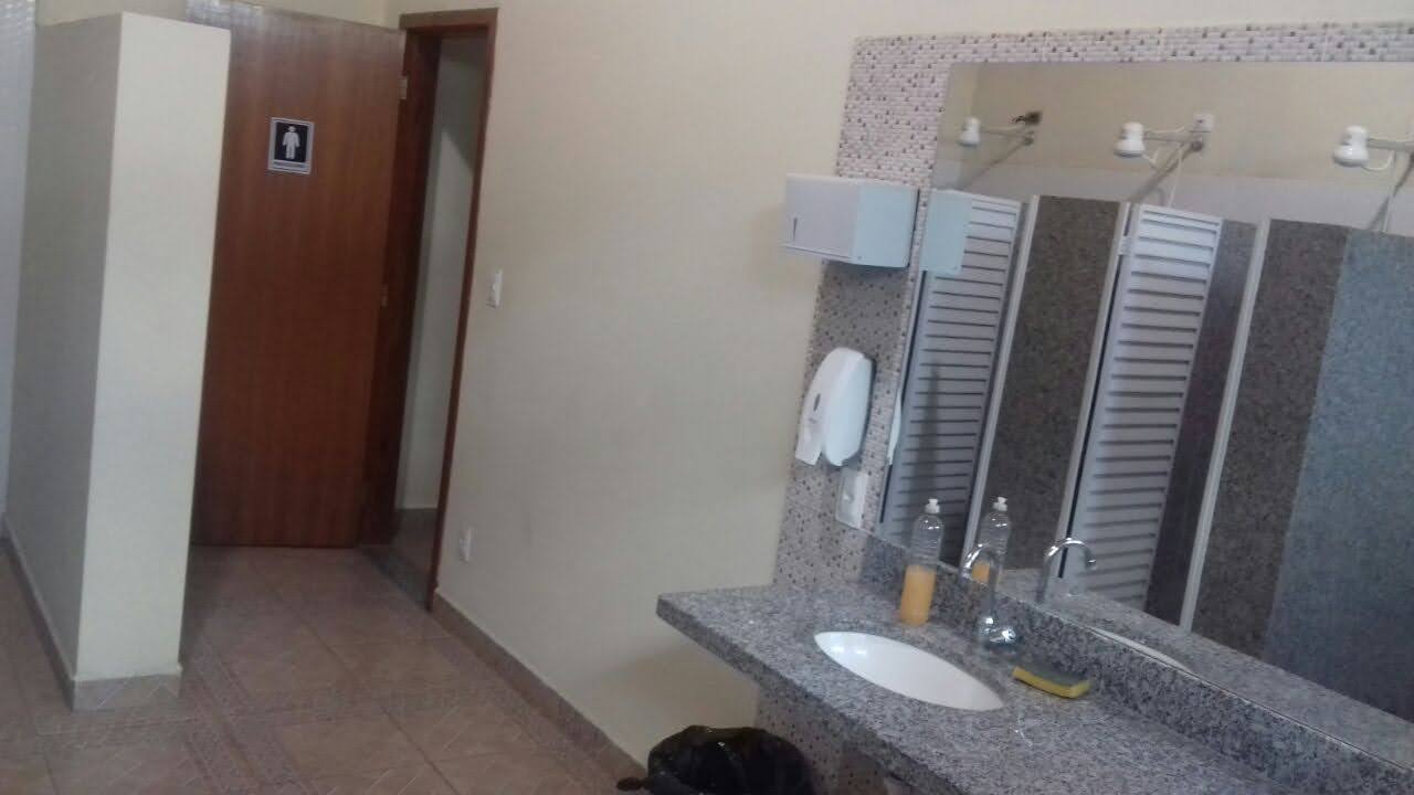Banheiro com bancada de granito e espelho