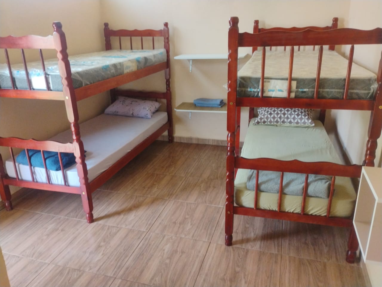 Quarto com beliches de madeira para pernoite