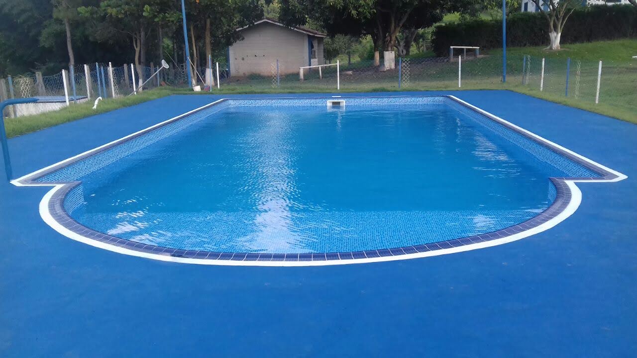 Piscina azul do Espaço Campestre Wannel com deck azul