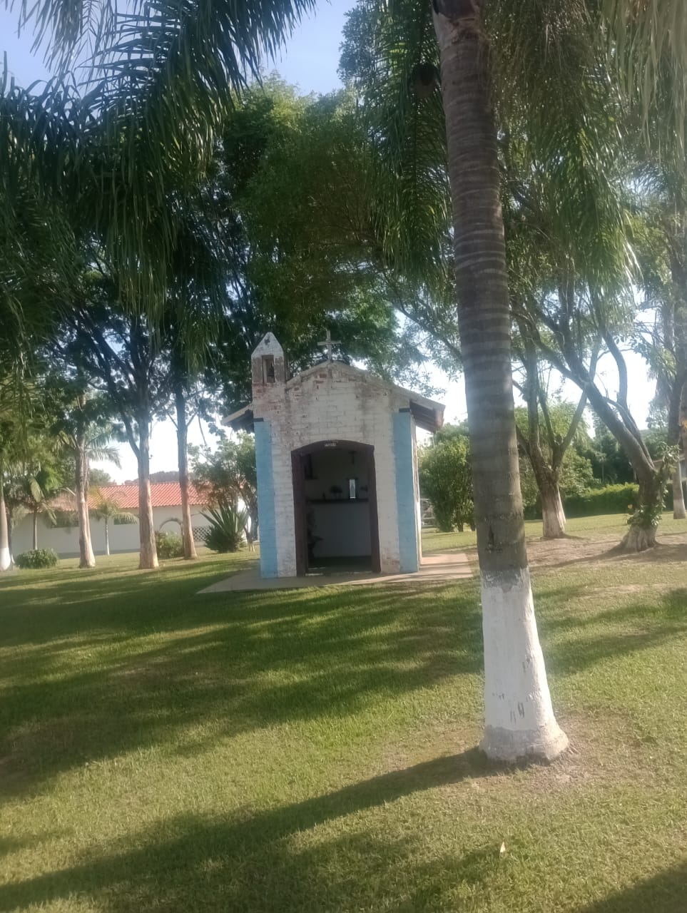 Capelinha charmosa em meio ao jardim