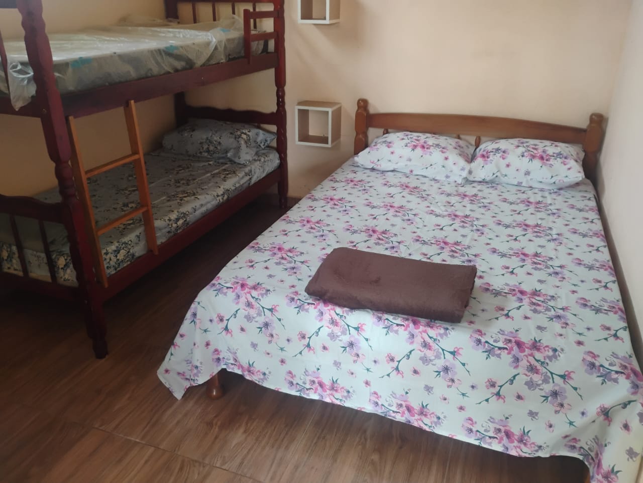 Quarto com cama de casal e beliche para pernoite