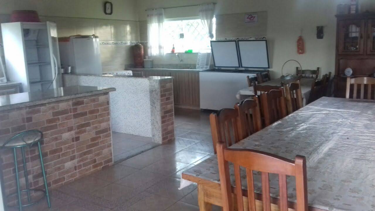 Cozinha do Espaço Campestre Wannel com geladeiras, freezer e bancadas